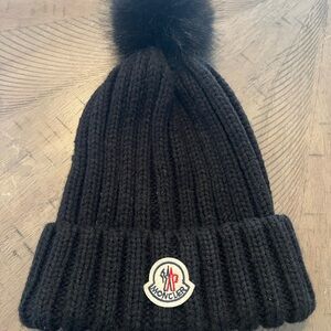 NEW Women's Black Knit Pom-Pom Hat